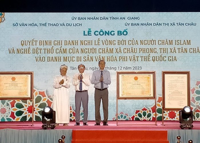 Nghi lễ vòng đời và nghề dệt thổ cẩm người Chăm là Di sản văn hoá phi vật thể quốc gia - Anh 1