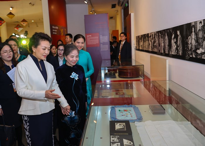 Phu nhân hai Tổng Bí thư Việt Nam, Trung Quốc thăm Bảo tàng Phụ nữ Việt Nam - Anh 2
