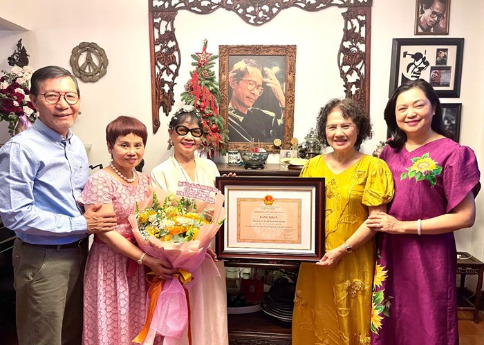 Hội Di sản Văn hóa Việt Nam trao bằng khen cho NTK Áo dài Trịnh Hoàng Diệu - Anh 1