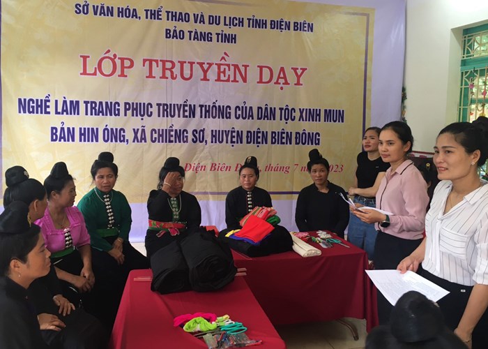 Gìn giữ nghề làm trang phục truyền thống dân tộc Xinh Mun - Anh 1