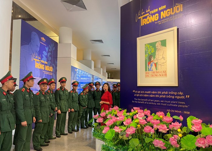 Trưng bày “Vì lợi ích trăm năm trồng người”: Tầm nhìn vượt thời đại của Chủ tịch Hồ Chí Minh về giáo dục - Anh 1