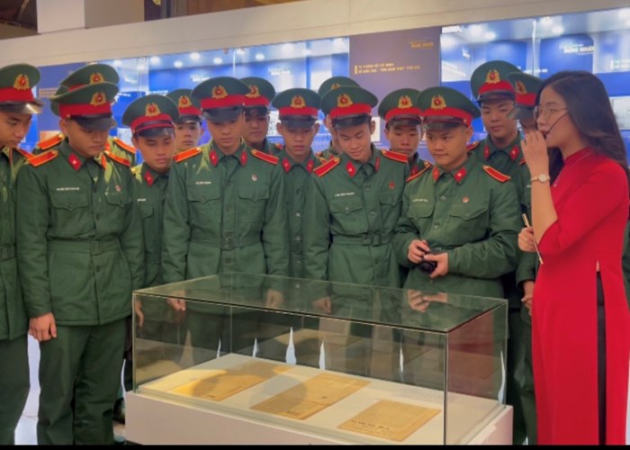 Trưng bày “Vì lợi ích trăm năm trồng người”: Tầm nhìn vượt thời đại của Chủ tịch Hồ Chí Minh về giáo dục - Anh 2