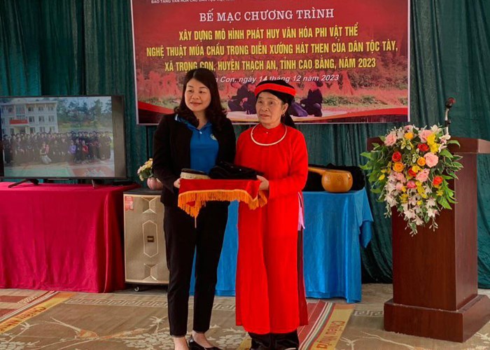 Nghe thuat mua Chau trong dien xuong Then cua nguoi Tay - Anh 7