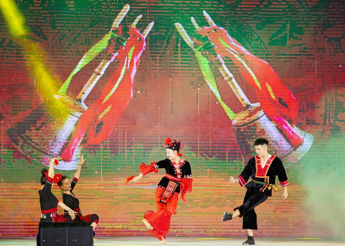 Khai mạc Lễ hội Đua thuyền đuôi én và Giải vô địch CLB Dù lượn quốc gia - Anh 2