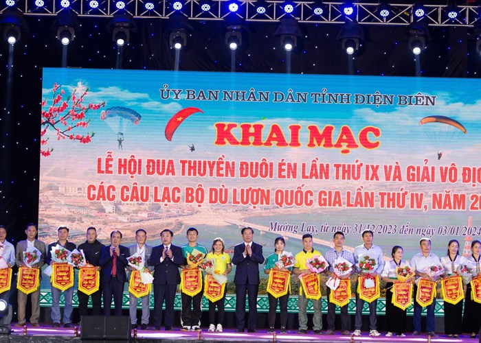 Khai mạc Lễ hội Đua thuyền đuôi én và Giải vô địch CLB Dù lượn quốc gia - Anh 1