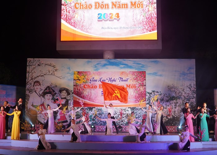 Điện Biên: Sôi động chương trình giao lưu nghệ thuật chào đón năm mới - Anh 1