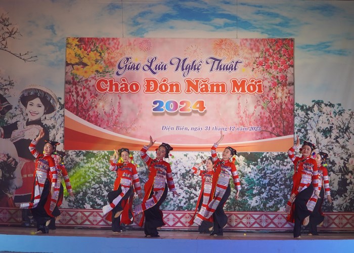 Điện Biên: Sôi động chương trình giao lưu nghệ thuật chào đón năm mới - Anh 2