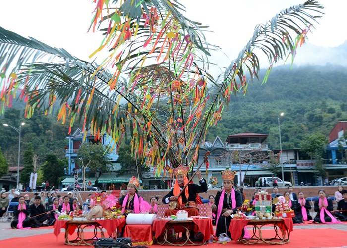 380 VĐV tham gia Lễ hội đua thuyền đuôi Én tại thị xã Mường Lay - Anh 1