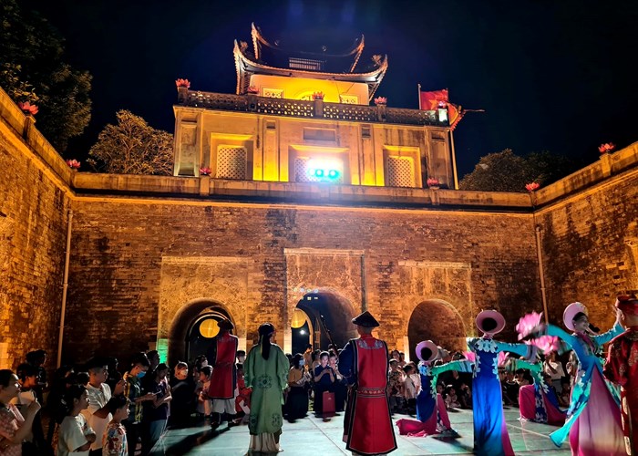 Hà Nội đón hơn 400.000 lượt khách 3 ngày nghỉ Tết Dương lịch - Anh 2