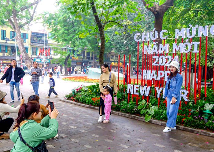 Hà Nội đón hơn 400.000 lượt khách 3 ngày nghỉ Tết Dương lịch - Anh 1