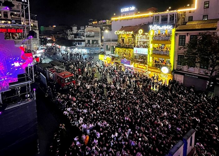 Hà Nội đón hơn 400.000 lượt khách 3 ngày nghỉ Tết Dương lịch - Anh 3