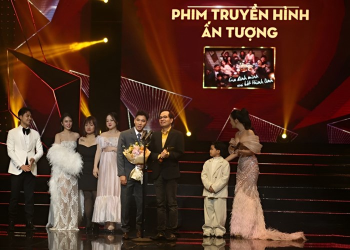 “Gia đình mình vui bất thình lình” thắng đậm tại VTV Awards 2023 - Anh 1