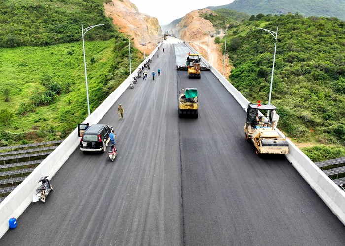 Lam viec ngay dem, xuyen le tren cong truong cao toc Cam Lam – Vinh Hao - Anh 7