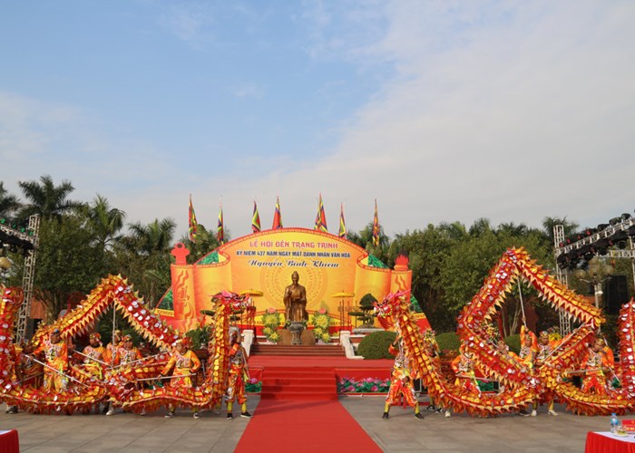 Lễ hội kỷ niệm 438 năm ngày mất Danh nhân văn hóa Nguyễn Bỉnh Khiêm - Anh 1