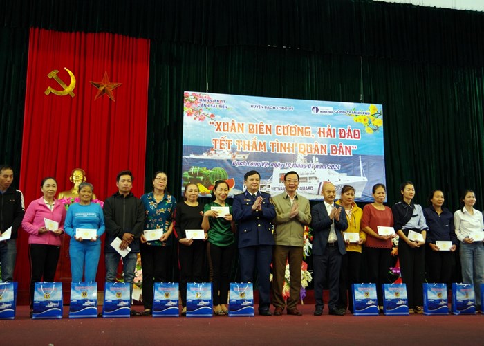 Ấm áp “Xuân biên cương, hải đảo - Tết thắm tình quân dân” ở Bạch Long Vĩ - Anh 1