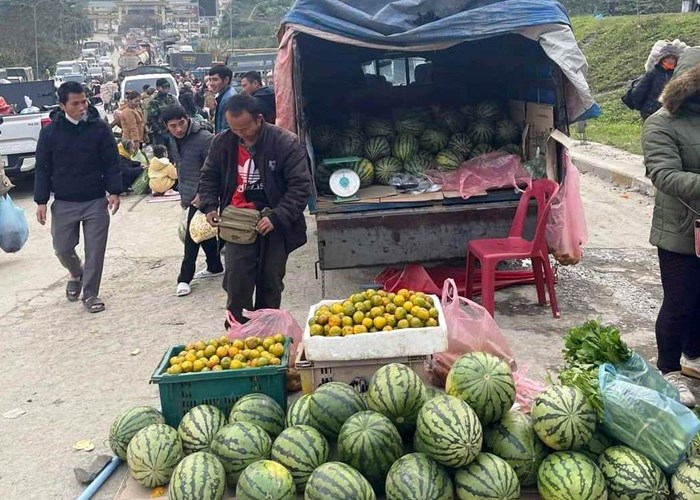 Cấp thẻ cho người dân ra vào chợ Cửa khẩu quốc tế Nậm Cắn - Anh 4