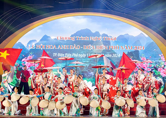 Sẵn sàng cho đêm khai mạc Lễ hội hoa anh đào Điện Biên Phủ - Anh 1