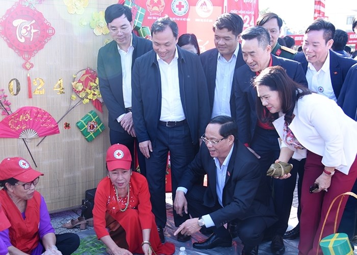 Phó Chủ tịch Quốc hội Trần Quang Phương trao quà “Tết nhân ái
