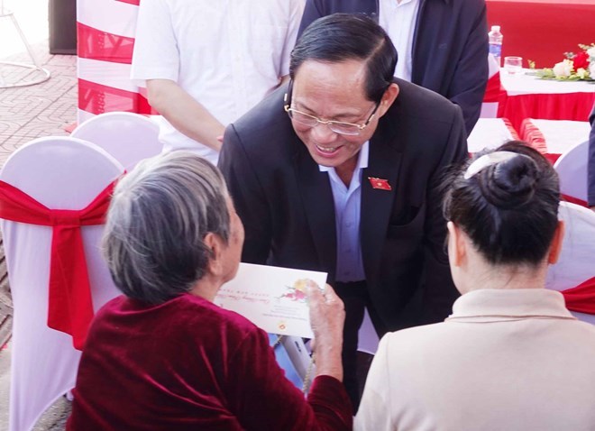 Phó Chủ tịch Quốc hội Trần Quang Phương trao quà “Tết nhân ái