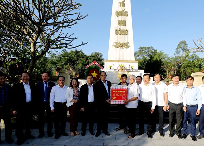 Phó Chủ tịch Quốc hội Trần Quang Phương trao quà “Tết nhân ái