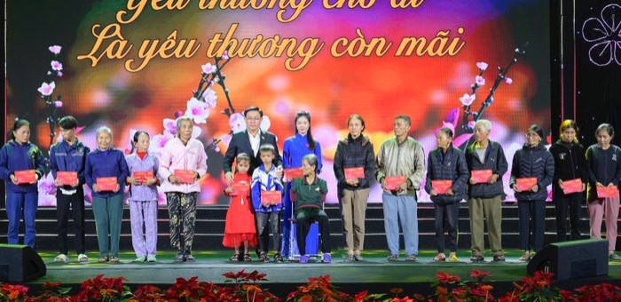 Hơn 140 tỉ đồng ủng hộ 
