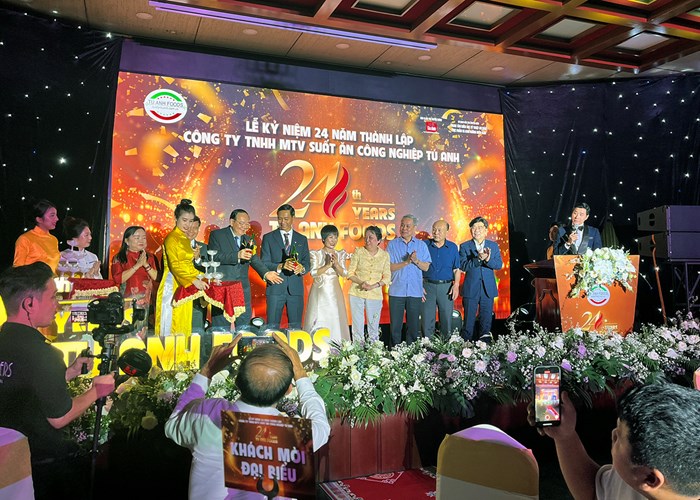 Công ty TNHH MTV Suất ăn công nghiệp Tú Anh kỷ niệm 24 năm thành lập - Anh 2