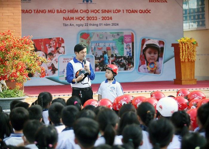 Trao tặng mũ bảo hiểm đạt chuẩn chất lượng cho học sinh tiểu học tỉnh Long An - Anh 3