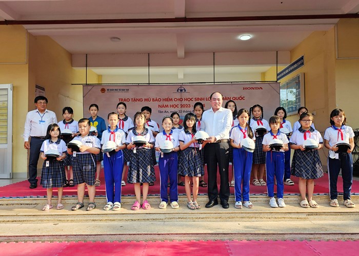 Trao tặng mũ bảo hiểm đạt chuẩn chất lượng cho học sinh tiểu học tỉnh Long An - Anh 1