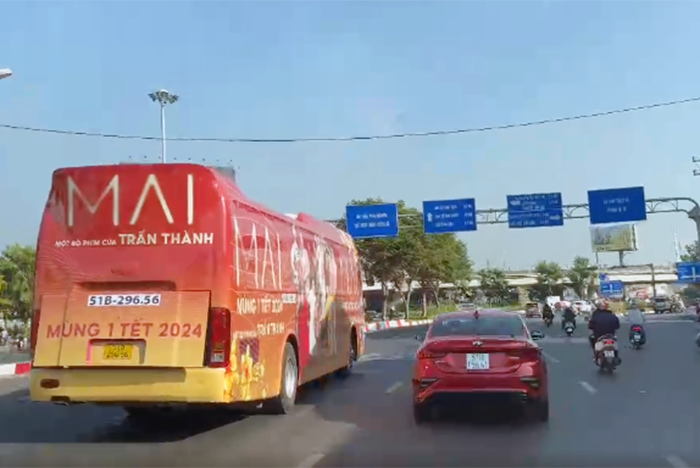 Phim của Trấn Thành chưa khởi chiếu ở rạp đã quảng cáo trái luật trên xe khách - Anh 1