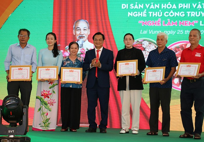 Lễ đón nhận Di sản văn hóa phi vật thể quốc gia Nghề làm Nem Lai Vung và khai mạc Ngày hội nông sản - Anh 2
