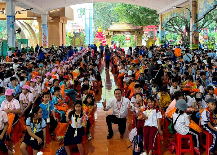 “Trao xuân yêu thương” cho 3.000 trẻ em ở TP.HCM - Anh 8