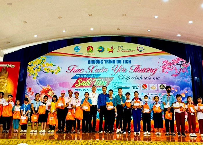 “Trao xuân yêu thương” cho 3.000 trẻ em ở TP.HCM - Anh 1
