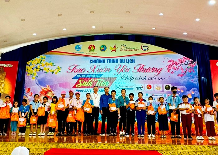 “Trao xuân yêu thương” cho 3.000 trẻ em ở TP.HCM - Anh 9