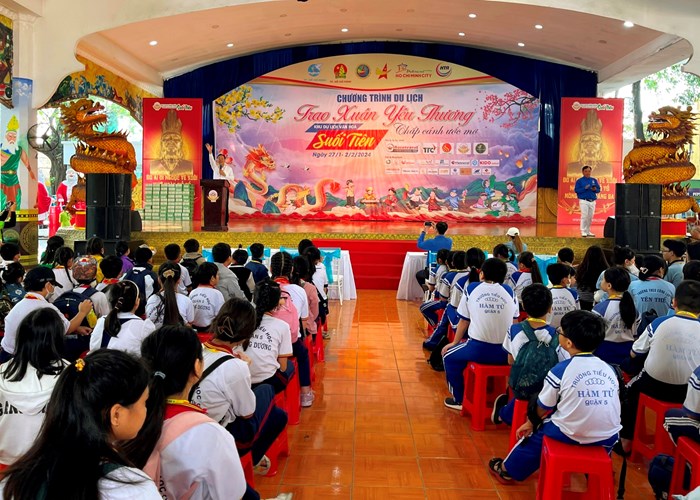 “Trao xuân yêu thương” cho 3.000 trẻ em ở TP.HCM - Anh 3