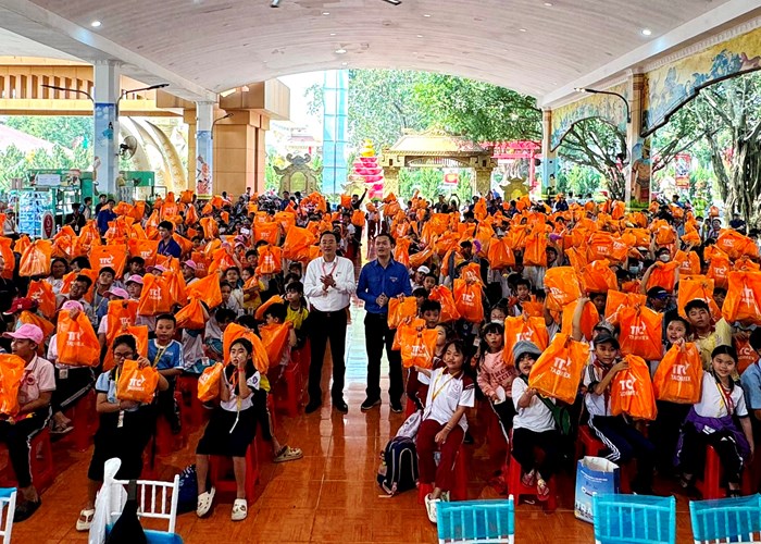“Trao xuân yêu thương” cho 3.000 trẻ em ở TP.HCM - Anh 7