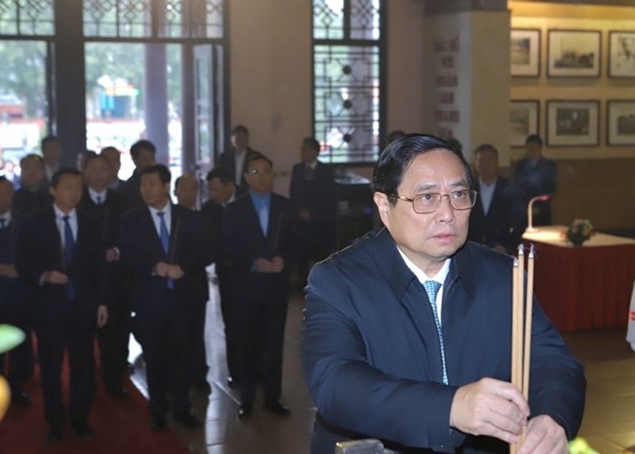 Thủ tướng dâng hương tưởng niệm Chủ tịch Hồ Chí Minh - Anh 1