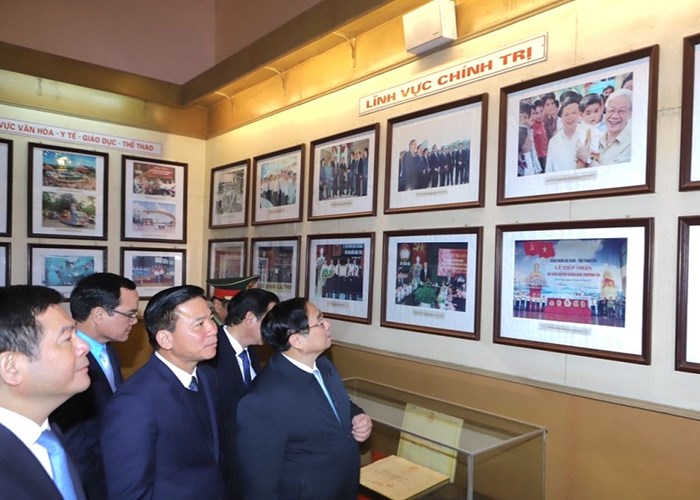 Thủ tướng dâng hương tưởng niệm Chủ tịch Hồ Chí Minh - Anh 3