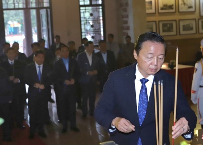 Thủ tướng dâng hương tưởng niệm Chủ tịch Hồ Chí Minh - Anh 2