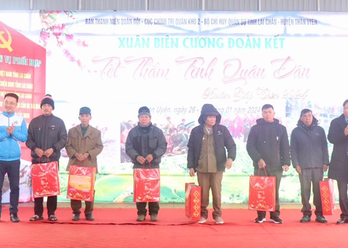 Ấm áp Xuân biên cương đoàn kết, Tết thắm tình quân dân ở Lai Châu - Anh 2