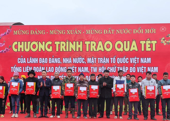 Chăm lo để mọi người, mọi nhà đều được đầm ấm đón Xuân, vui Tết - Anh 3