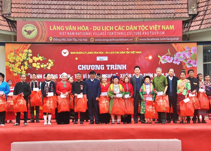 600 phần quà được trao đi qua chương trình “Bánh chưng xanh – Tết vì người nghèo” năm 2024 - Anh 3