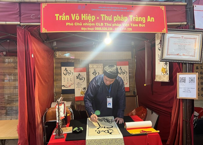 40 ông đồ cho chữ tại Hội chữ Xuân Giáp Thìn Văn Miếu - Quốc Tử Giám - Anh 3