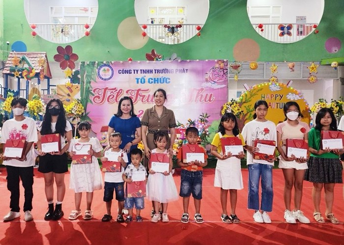 Kiên Giang trao quà Tết cho học sinh nghèo hiếu học - Anh 1