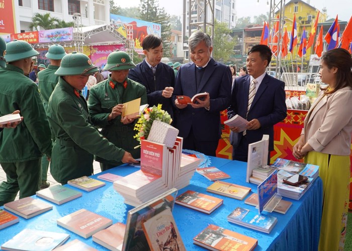 Điện Biên: Khai mạc Hội báo Xuân Giáp Thìn 2024 - Anh 2