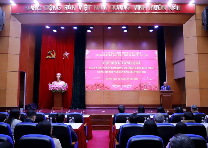 Công đoàn Bộ VHTTDL tặng quà cho các đoàn viên công đoàn có hoàn cảnh khó khăn - Anh 4