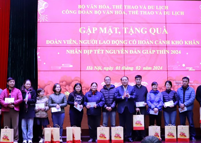 Công đoàn Bộ VHTTDL tặng quà cho các đoàn viên công đoàn có hoàn cảnh khó khăn - Anh 1