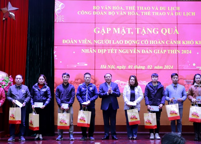 Công đoàn Bộ VHTTDL tặng quà cho các đoàn viên công đoàn có hoàn cảnh khó khăn - Anh 2