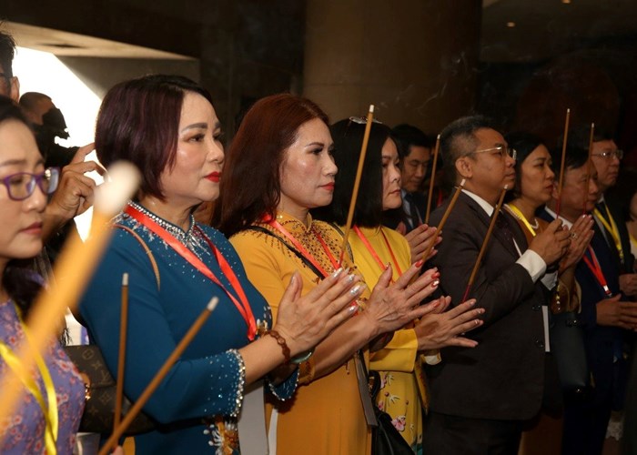 Đoàn kiều bào dâng hương tưởng niệm các vua Hùng - Anh 2