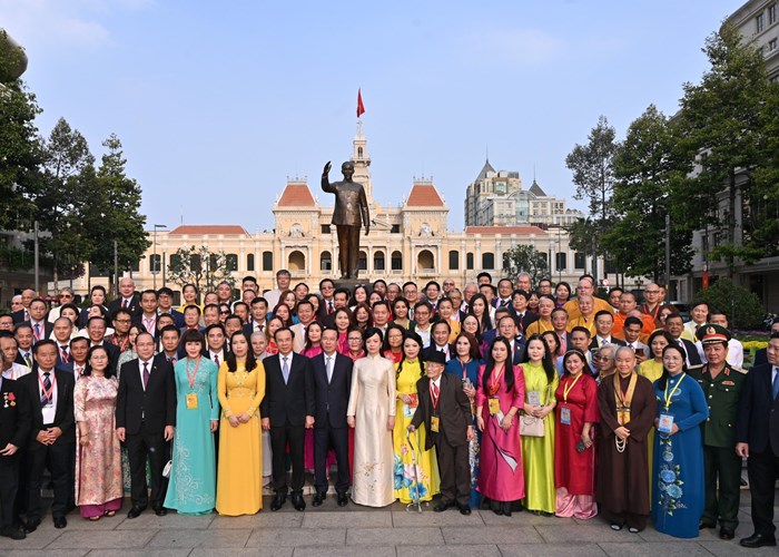 Chủ tịch nước Võ Văn Thưởng thực hiện nghi thức thả cá chép tiễn ông Công, ông Táo - Anh 3