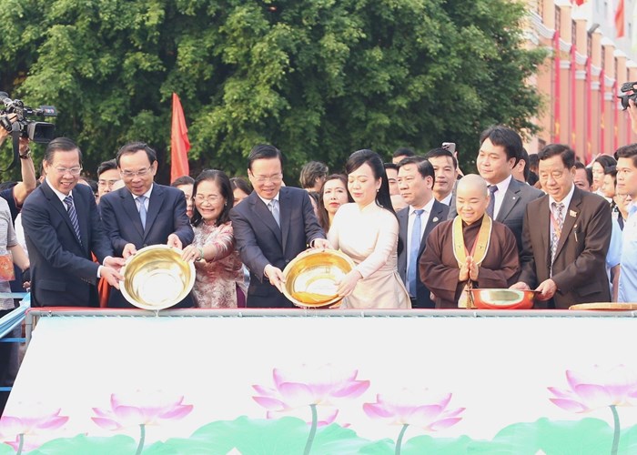 Chủ tịch nước Võ Văn Thưởng thực hiện nghi thức thả cá chép tiễn ông Công, ông Táo - Anh 1